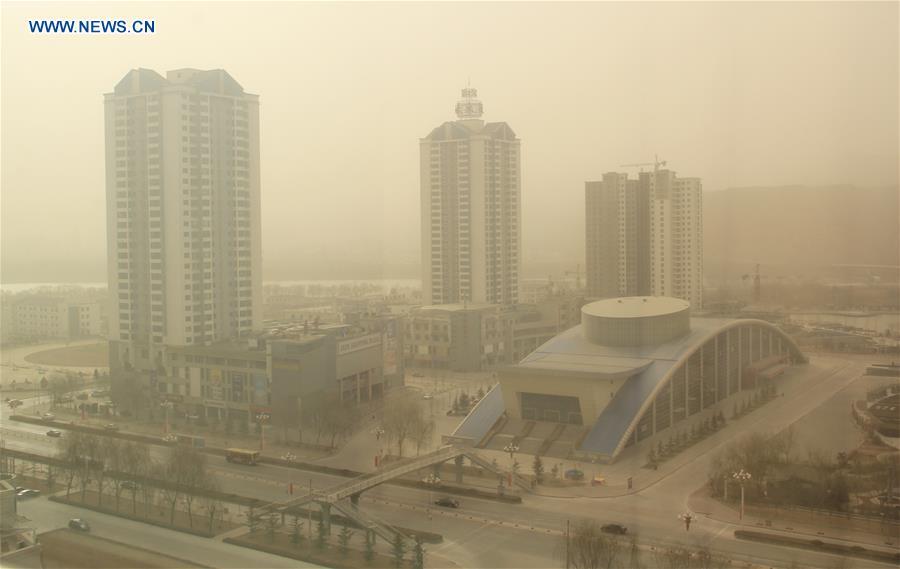Sandstorm sweeps across parts of Gansu(1/6)