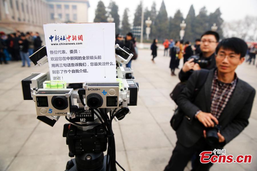 Reporters use new equipment for CPPCC session(1/9)