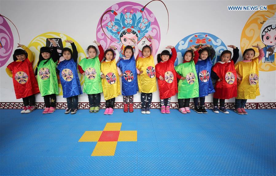 Peking Opera becomes daily schooling at kindergarten in Anhui province (1/6)