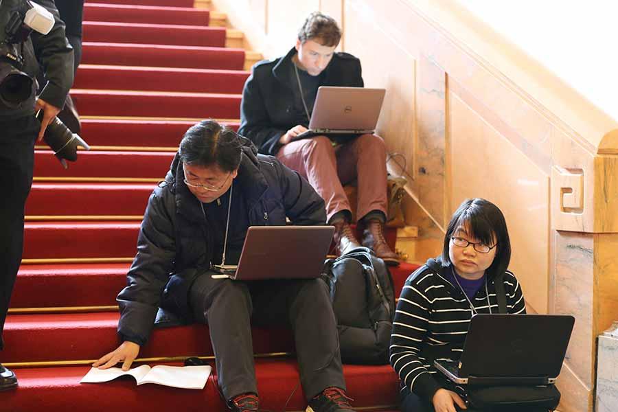 Reporters read work report at the opening meeting of NPC session(1/4)