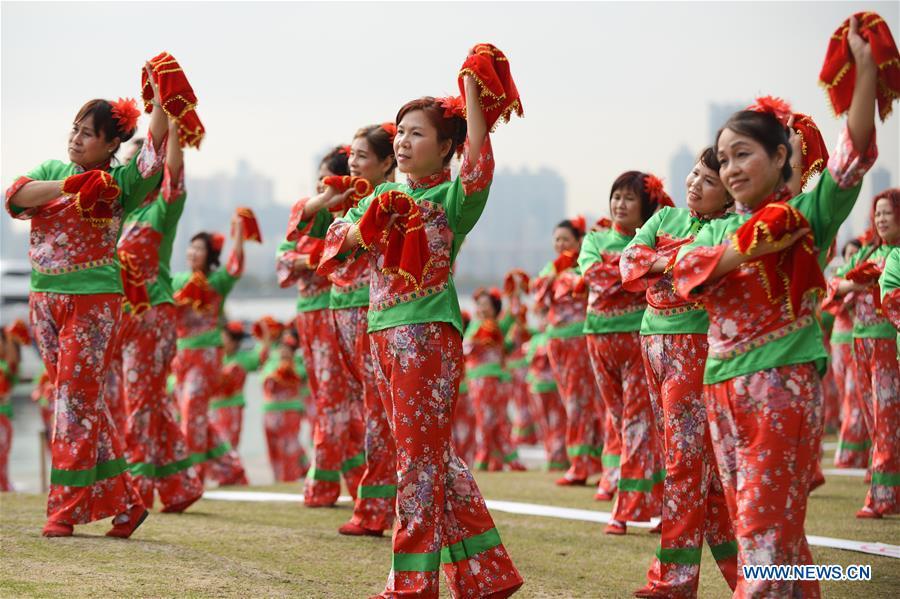 Women perform yangge dance to challenge Guinness World Record in HK (1/3)