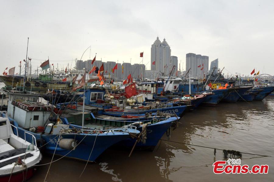 Boats called back to shore as cold wave sweeps across E China city(1/3)