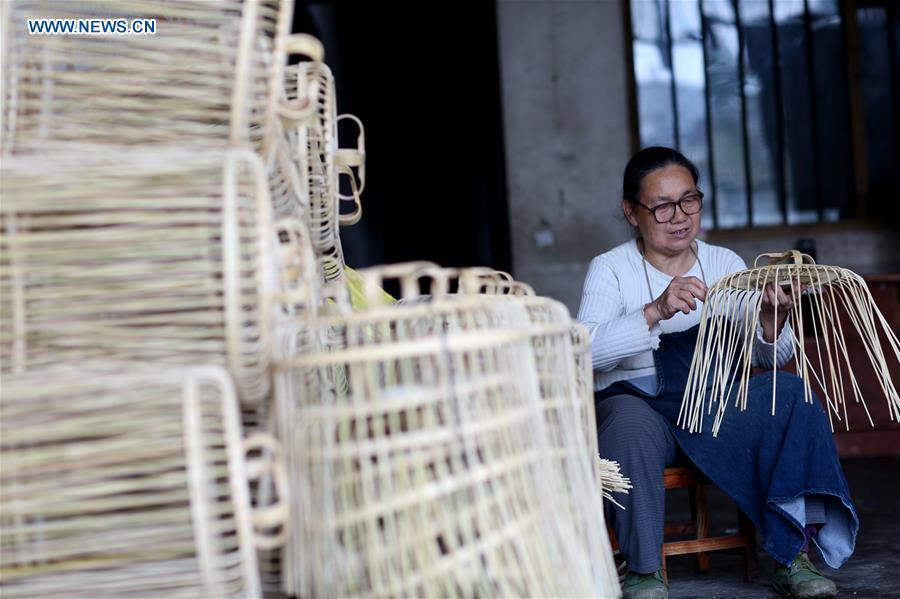 Hand-made birdcage family workshop in Guangxi(1/4)