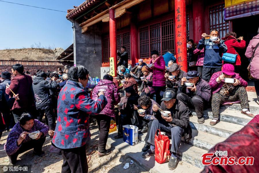 2,000 share noodles for good luck (1/3)