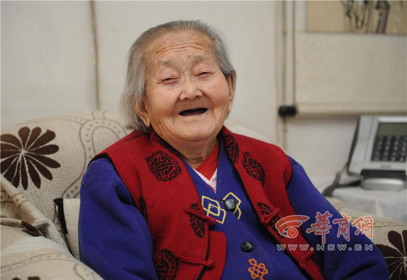 100-year-old painter in Xi'an goes viral(1/8)
