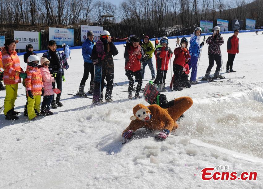 Eye-catching outfits feature at skiing festival (1/7)