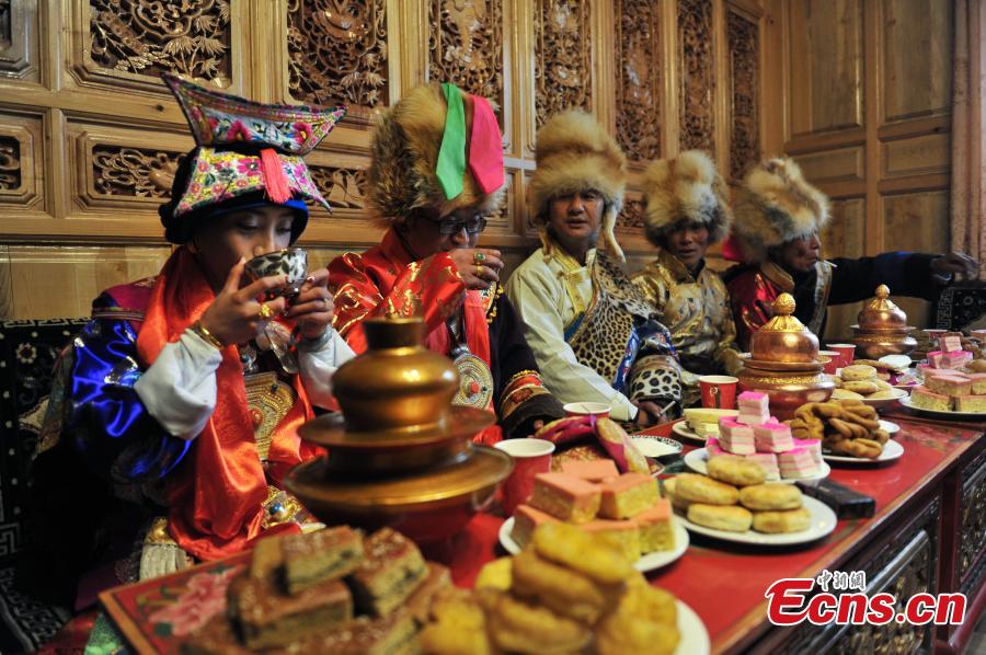 Young couple holds traditional Tibetan wedding ceremony (1/12)