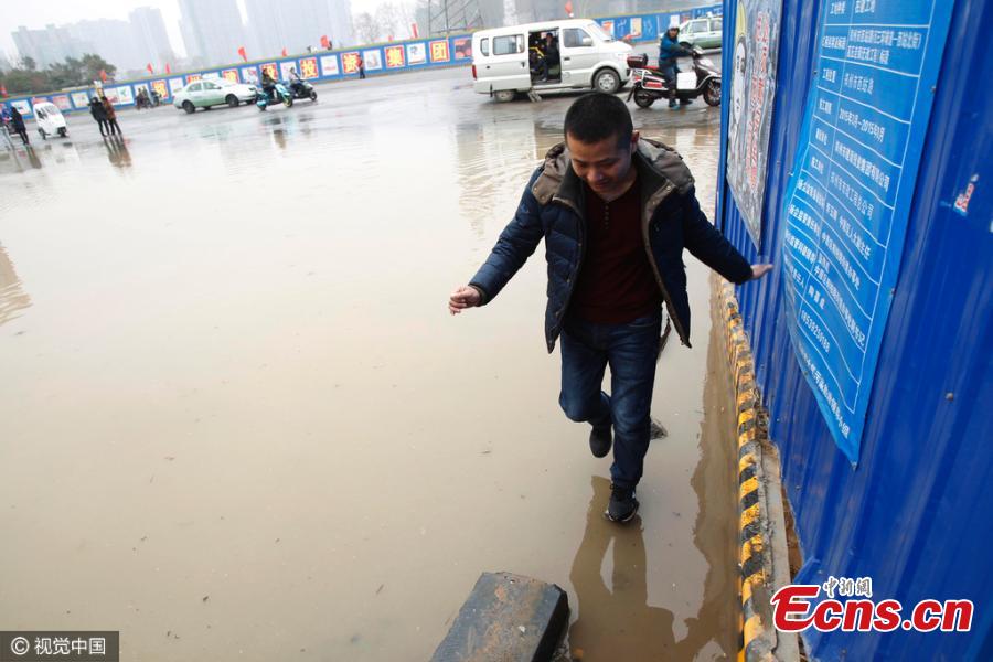 Zhengzhou streets flood after heat supply pipe tests(1/3)