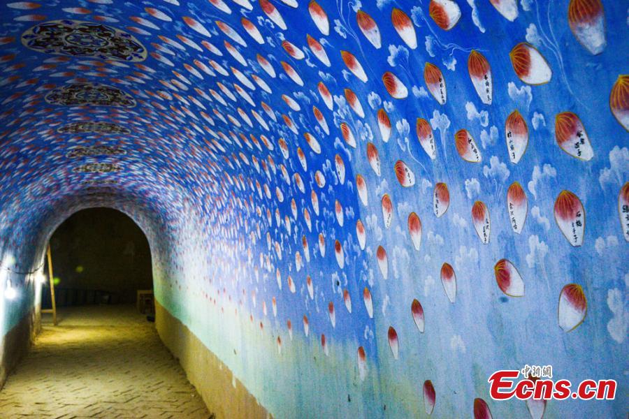 Wall murals debut in Dunhuang modern grottoes (1/6)