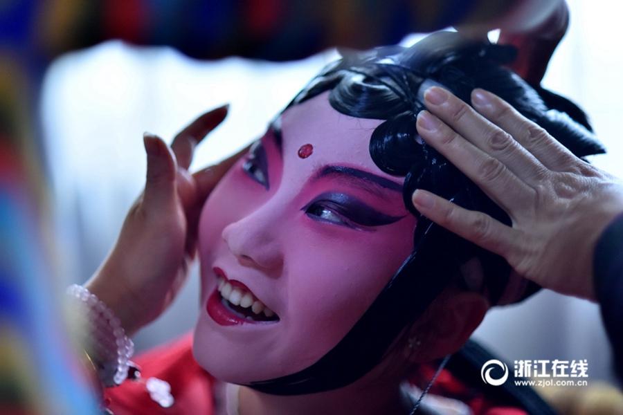 Primary school students pursue dream of Wuju opera(1/8)