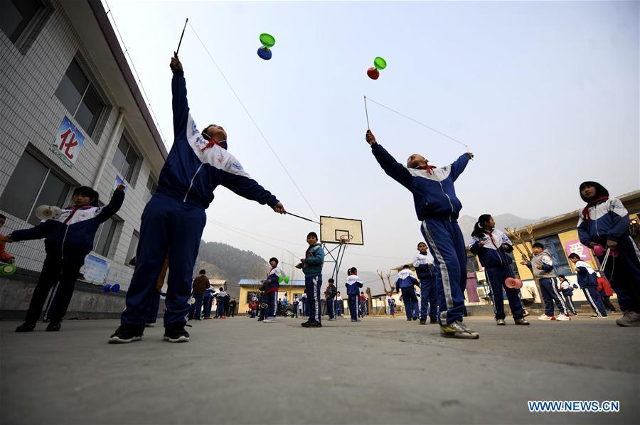 Pupils learn martial art, diabolo and Hulusi during spare time(1/10)