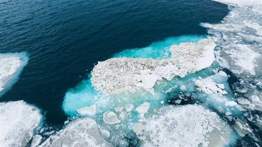 Aerial view of ice floating on Qinghai Lake(1/8)