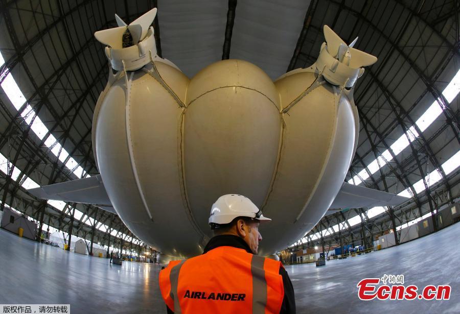 World's longest aircraft readies for first flight in Britain(1/5)