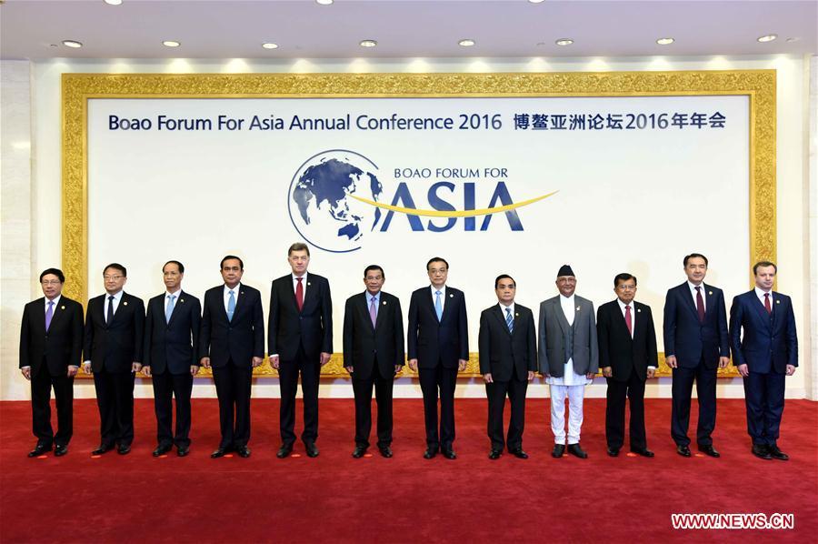 Premier Li poses for group photo with foreign leaders attending BFA(1/1)