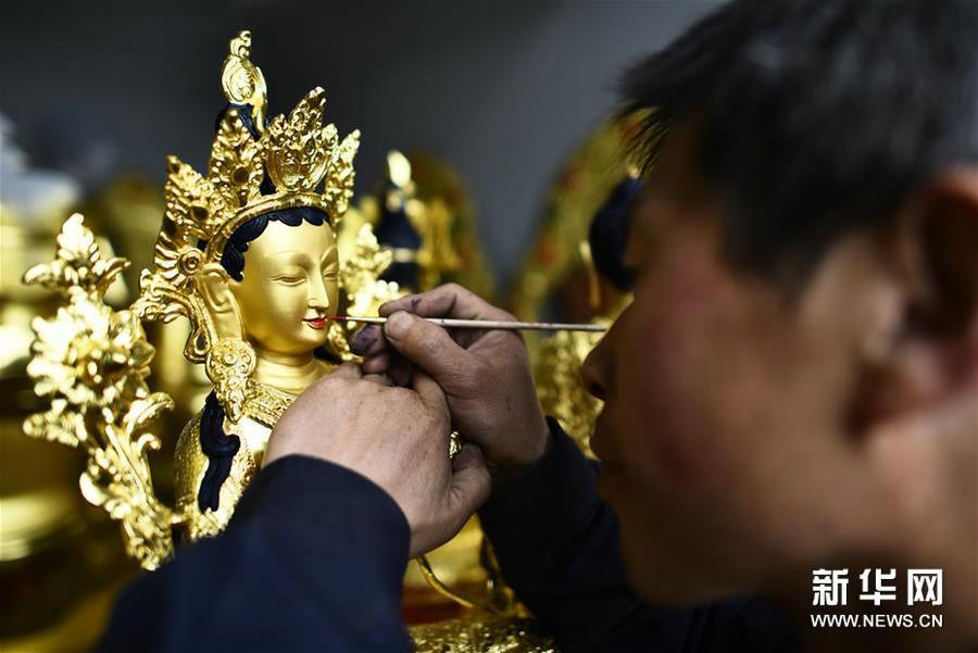 Cultural industry enriches rural artists in Qinghai(1/5)