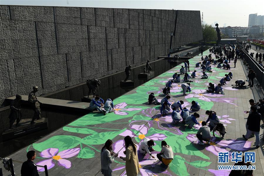 2500-sq-meter Chinese violet cress graffiti shown outside Nanjing Massacre Memorial Hall(1/3)