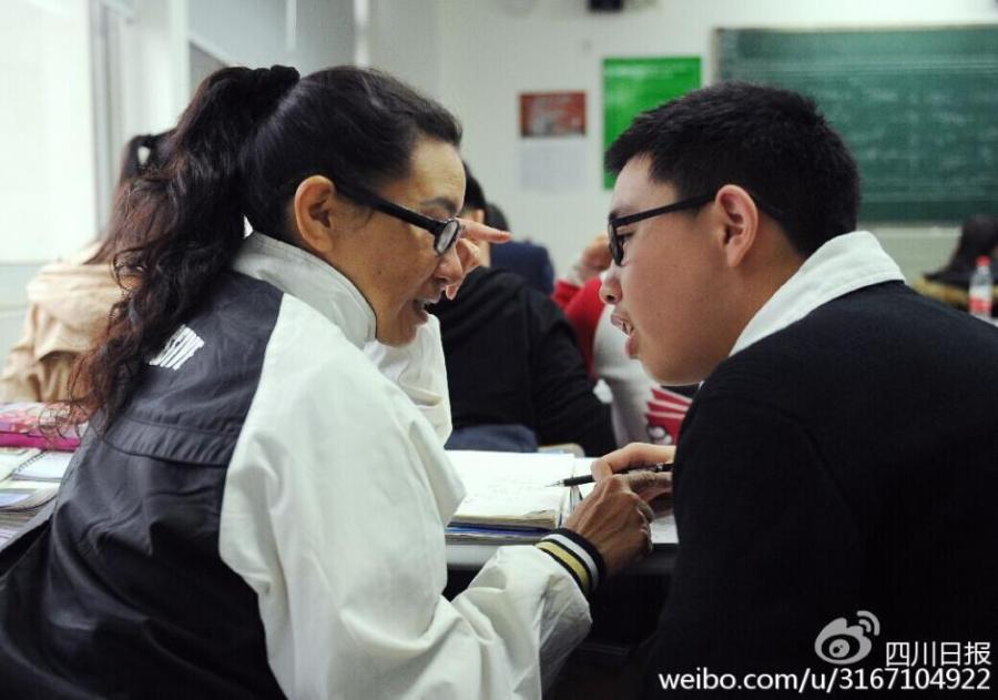 Mother accompanies autistic son all through studies (1/4)