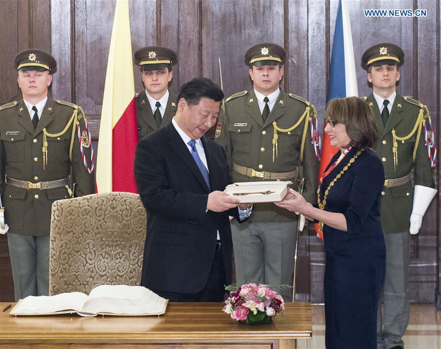 President Xi receives key to Prague city, meets with Prague Mayor(1/2)