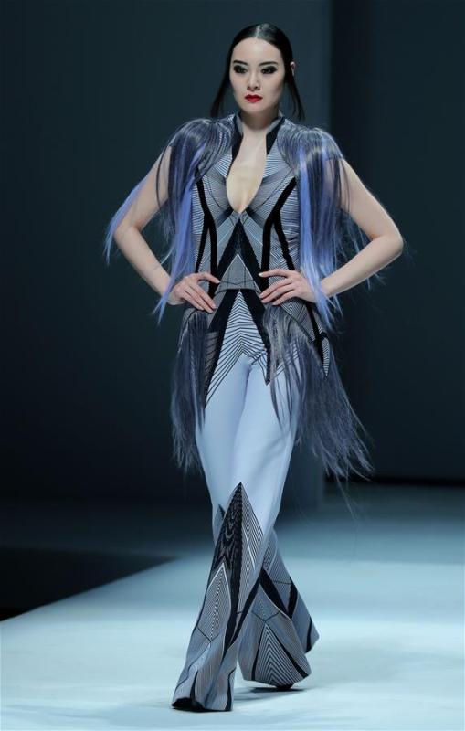 Models present creations at China Fashion Week in Beijing(1/15)