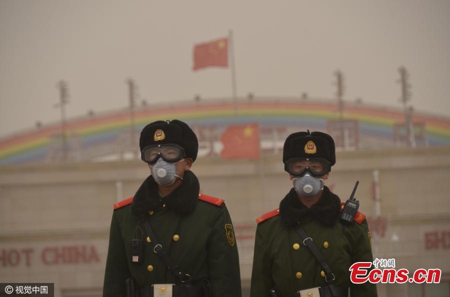Sandstorm engulfs Inner Mongolia(1/3)