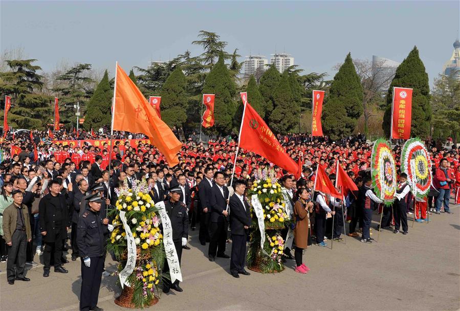 People across China commemorate martyrs before Qingming Festival(1/6)