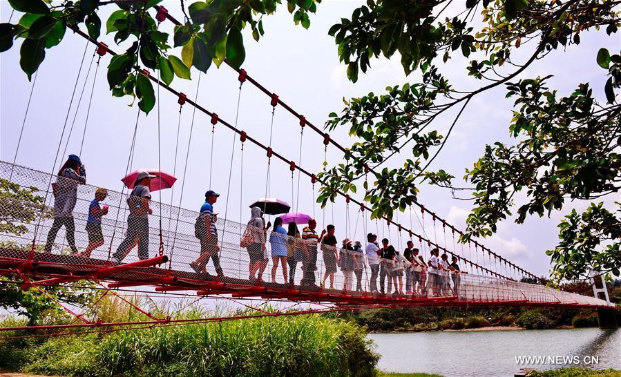 Tourists enjoy holiday in Kenting, China's Taiwan(1/3)
