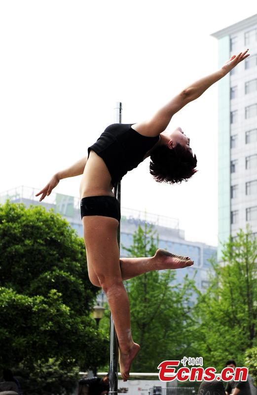Pole dance keeps office workers fit (1/9)