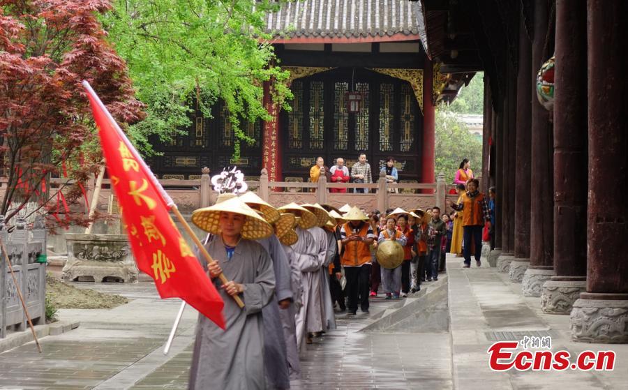 Monks start 180-km walk to Mount Emei(1/7)