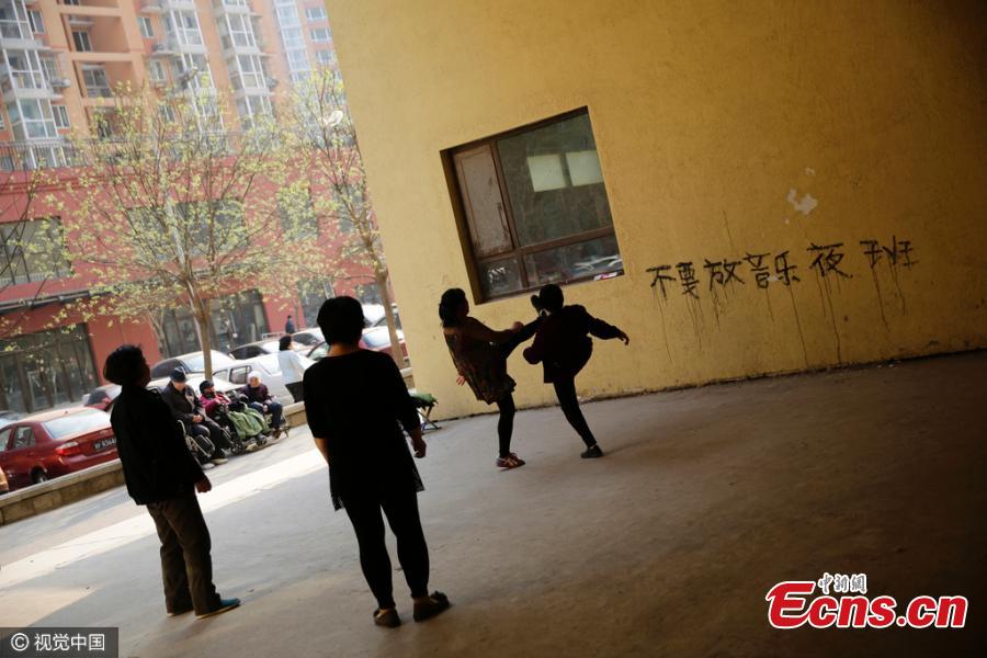 Protesters turn off square-dancing music (1/3)