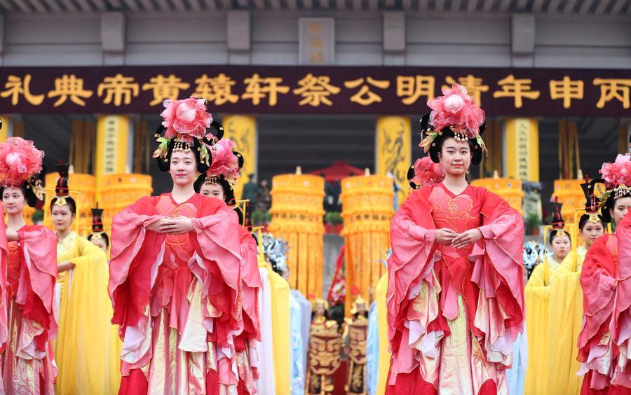 Thousands pay tribute to Yellow Emperor on Tomb Sweeping Day(1/8)
