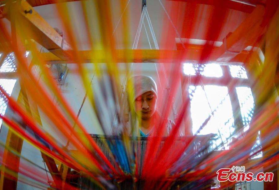 Traditional way of making Atlas silk revives in Xinjiang(1/6)