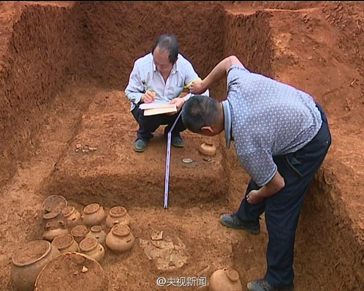 2,000-years-old tomb found in S. China(1/9)