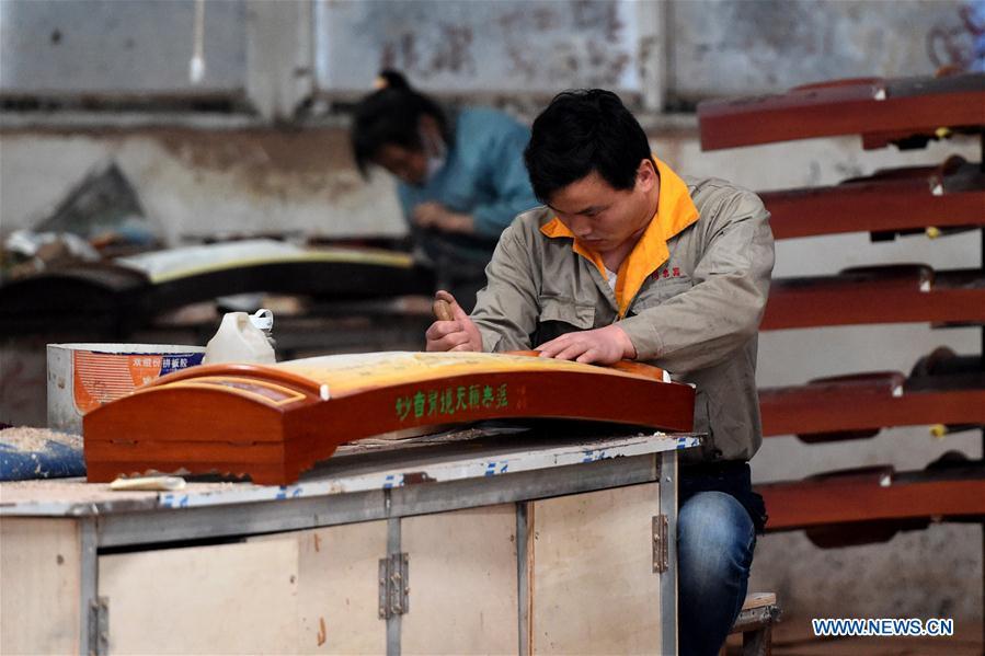 Workers make Chinese traditional music instruments Guzheng in Henan(1/5)