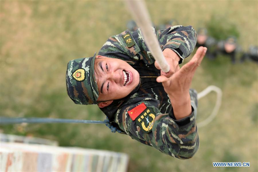 Chinese soldiers hold training to improve anti-terrorism skills(1/3)