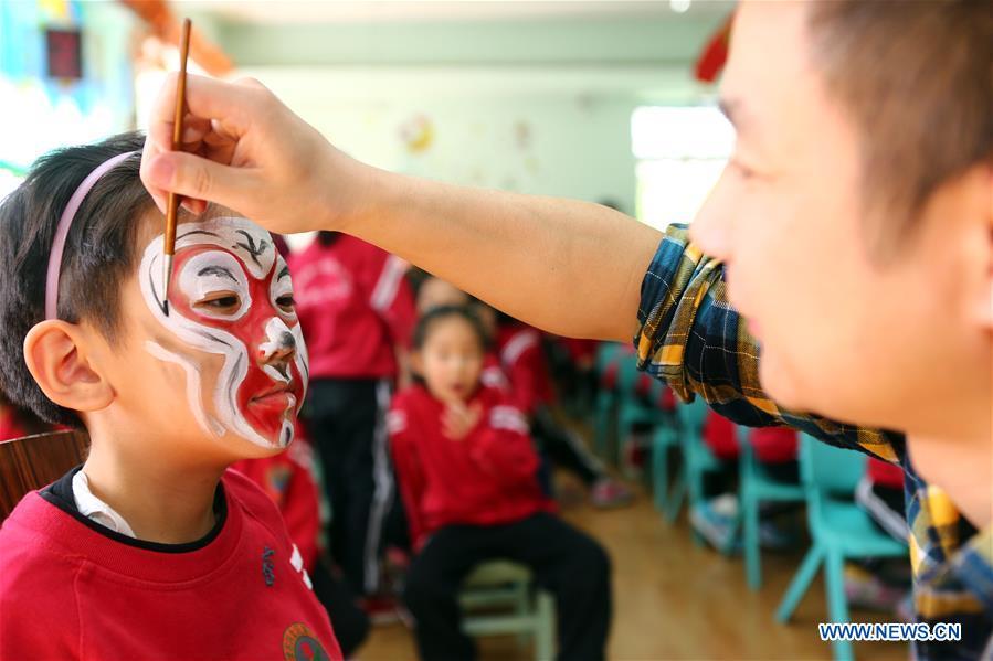 Peking Opera promoted at kindergarten in Tianjin(1/3)