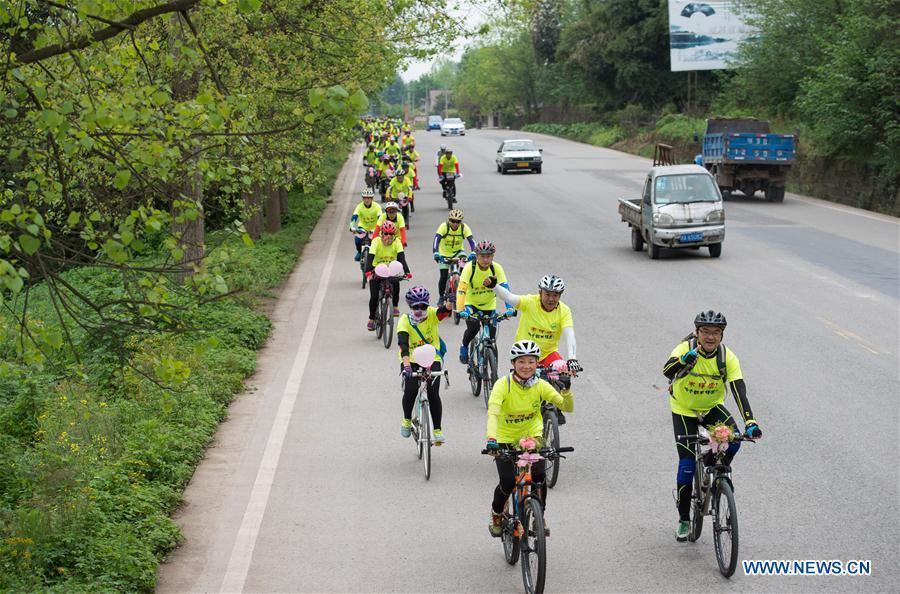 Over 300 riders celebrate wedding of riding fans in SW China(1/7)