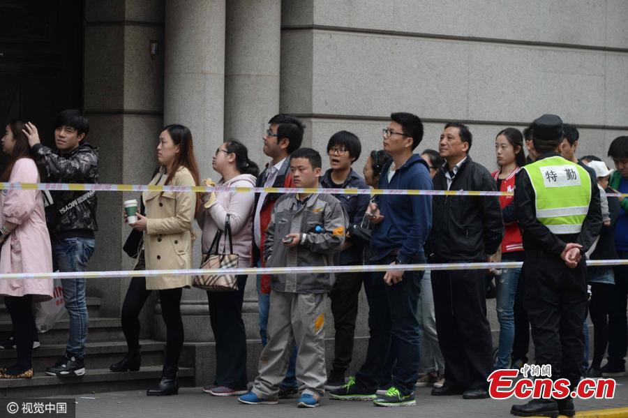 Competition for Shanghai car license plates increases(1/3)