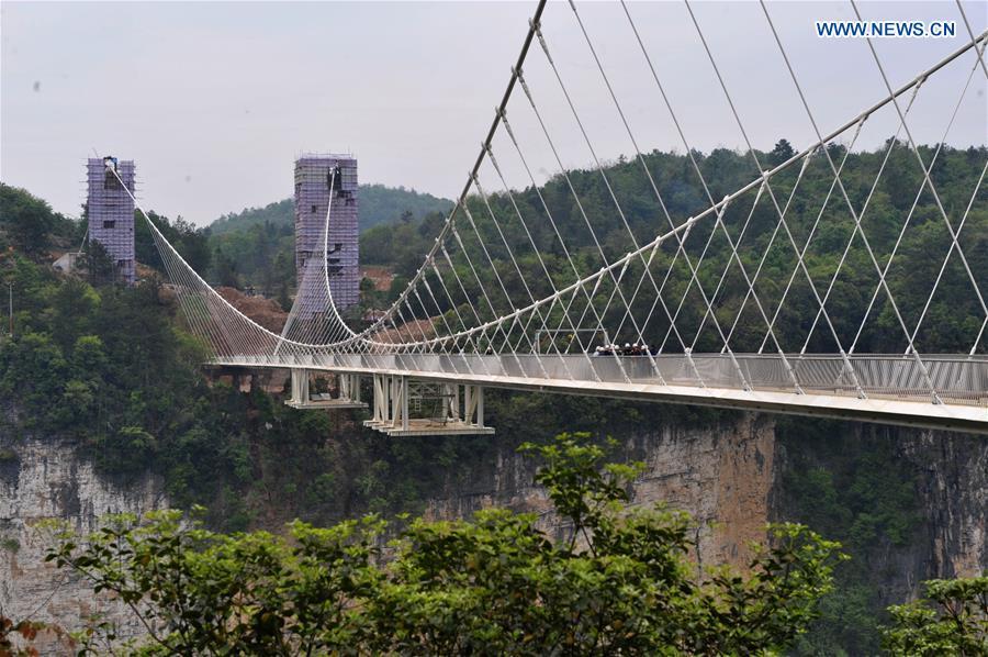 Construction site of glass bridge in C China(1/5)