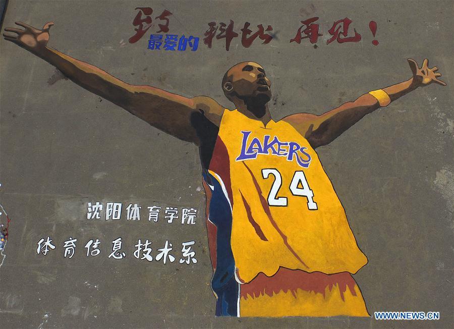 Students paint portrait to show respects to Kobe(1/4)