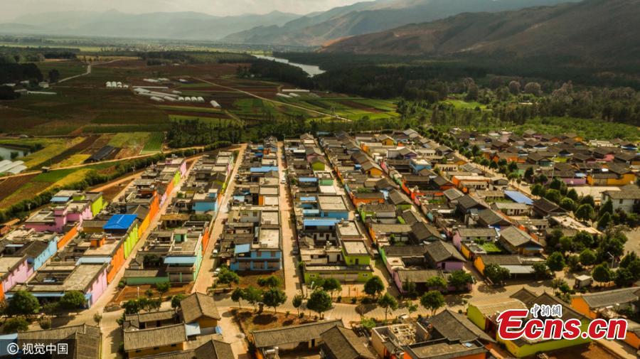 Colorful village close to Lijiang Airport(1/4)