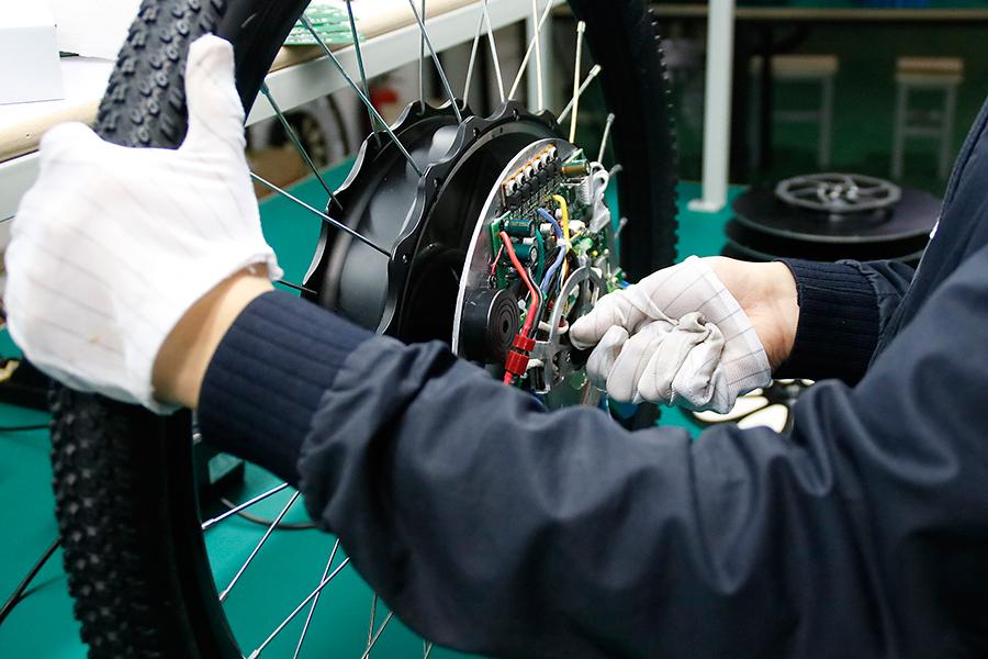 Young people invent bicycle wheel hub charger(1/4)
