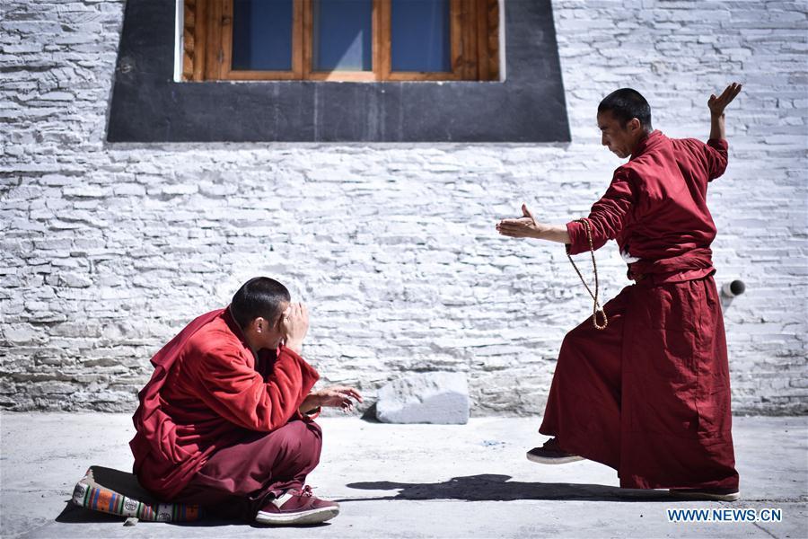 Monks debate on Tibetan Buddhism doctrines(1/10)