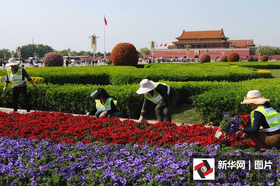 Tiananmen Square decorated as May Day holiday approaches(1/4)