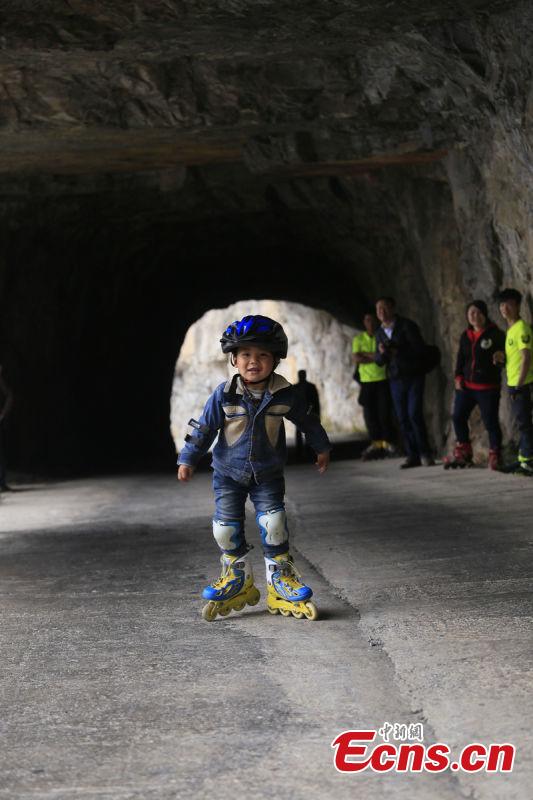 4-year-old boy roller skates for Earth Day(1/6)
