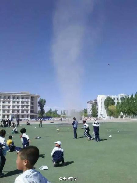 Tornado sweeps up student on primary school campus(1/3)