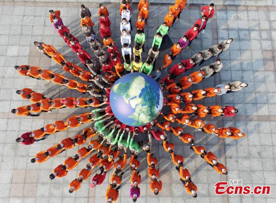 Theme park in Central China marks Earth Day(1/5)