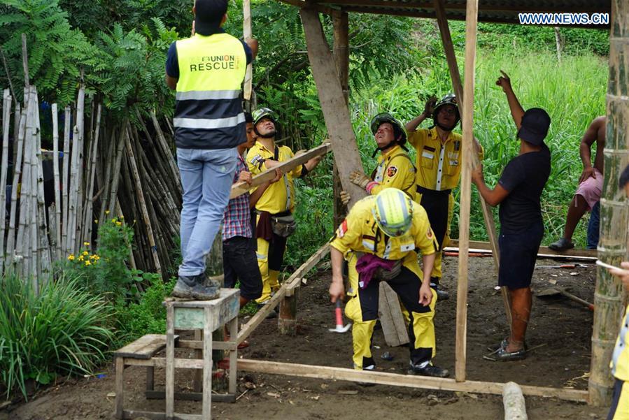 Chinese rescuers build temporary housing for quake-hit Ecuador(1/2)