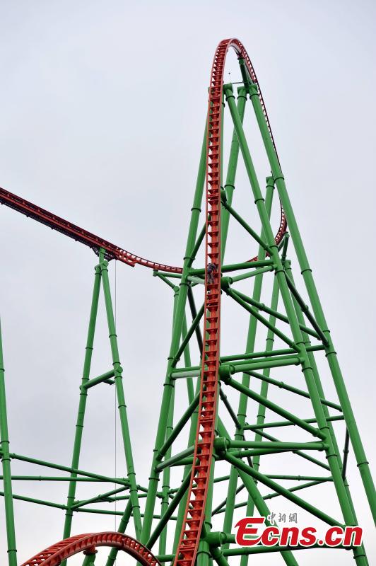 Climber reaches 77-m high roller coaster(1/8)