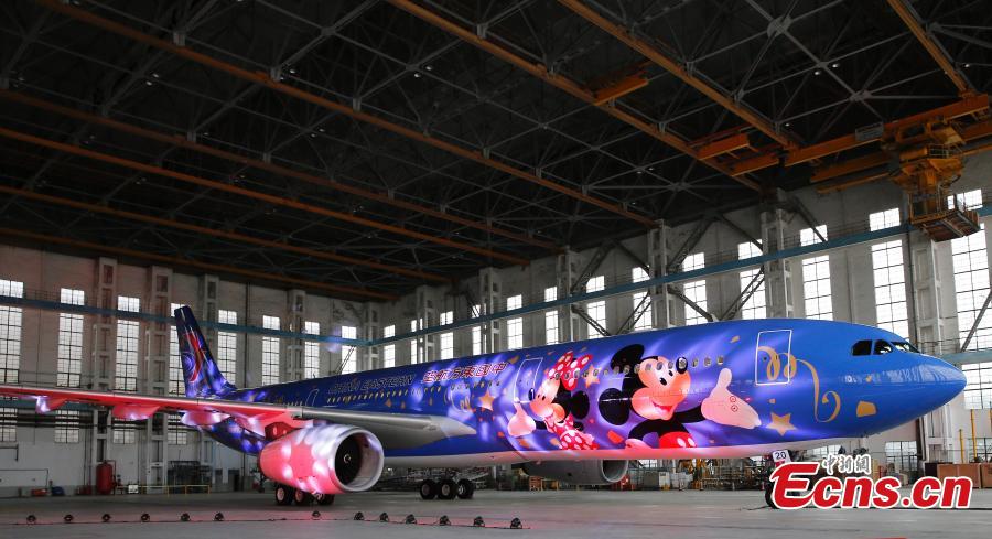 Disney-themed plane debuts in Shanghai (1/3)