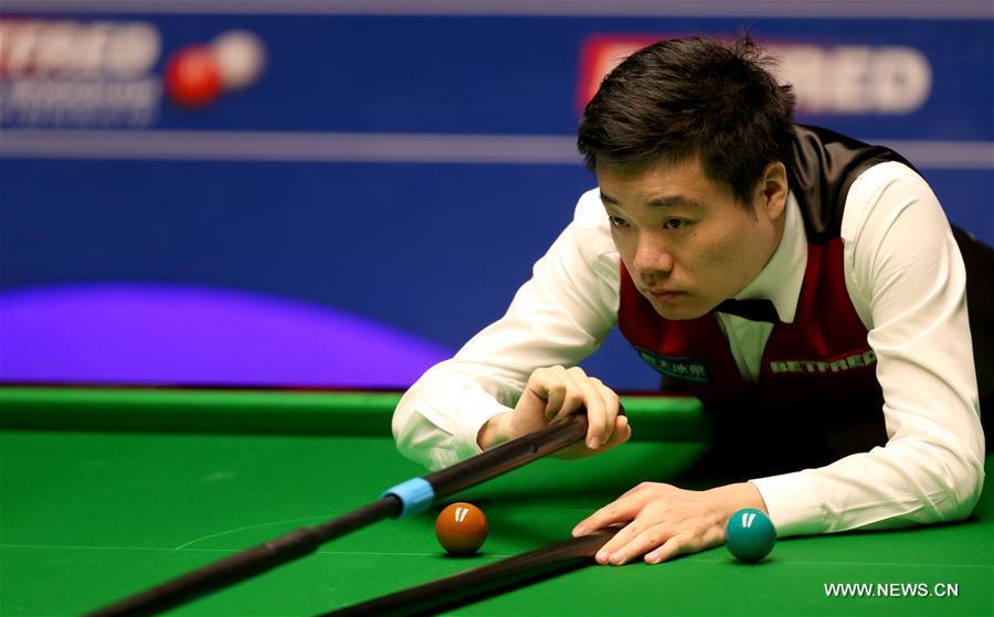Ding Junhui of China competes during the second round match against Judd Trump of England at Snooker World Championship 2016 at the Crucible Theatre in Sheffield, England, on April 25, 2016. Ding won 13-10. (Xinhua/Han Yan)